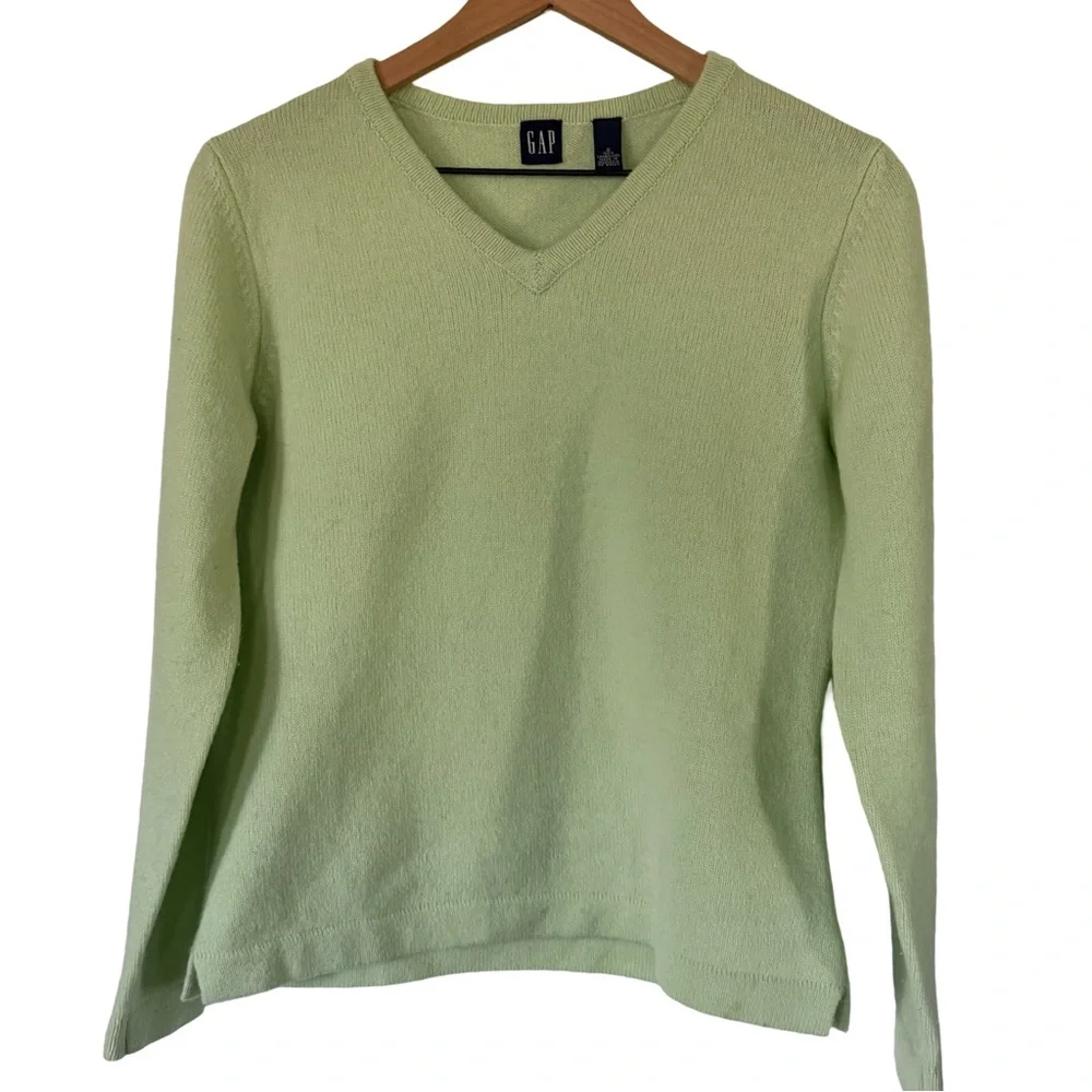 GAP 100% Lambswool V-Neck Sweater Sage Green Size Small Soft Lightweight Classic